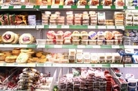Productos perecederos. Varios artículos refrigerados en una estantería de un supermercado.