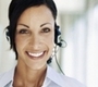 Mujer joven morena con call-phone sonríe.