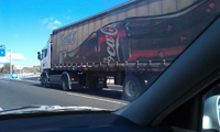 Camión de transporte de mercancías circulando por la autovía.