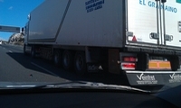 Aprovisionamiento. Camión de transporte de mercancías circulando por una autovía.