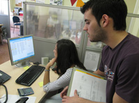 Miguel y clara revisan la entrada de mercancías anotada en el programa de gestión.