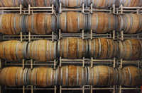 Almacenamiento especial. Imagen frontal de un estantería con barriles de vino.
