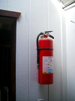 Extintor colgado en la pared.