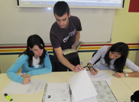 Sara, Clara y Miguel trabajando en equipo.