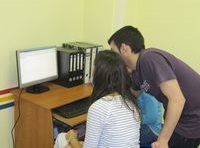 El equipo de trabajo revisa en el ordenador la ubicación más adecuada  para la mercancía.