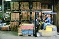 Carretilla transportando un palet.