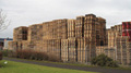 Almacén exterior de palets de madera.