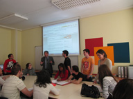 El director presenta el plan de calidad al personal de almacén.