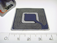 Etiqueta RFID con medida en centímetors.