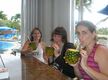 Chicas bebiendo refresco de piña.