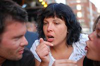 Pronunciation. Dos chicas y un chico haciendo gestos con la boca para pronunciar correctamente.