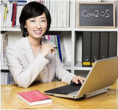 Successful. Una mujer asiática trabaja delante de su ordenador.