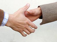 Handshake. Las manos de dos hombres cogidas en señal de saludo.