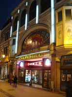 Fachada de un cine.