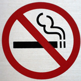 You can't smoke in the staff room. Señal de prohibido.