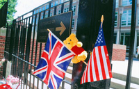 Las banderas inglesa y americana a la entrada de un edificio.