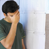 Alumno lamentándose de sus resultados en un examen.