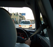 Un hombre conduciendo un coche.