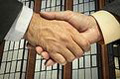 Dos hombres dándose la mano como signo de un negocio satisfactorio.