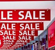 Sale. Sucesión de carteles con fondo rojo y letras blancas con la palabra SALE.
