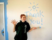 Chica con sudadera que ha pintado las palabras Thank you. 