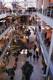 Centro comercial visto desde arriba con gran cantidad de comercios y diversas personas paseando por los pasillos.