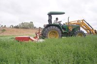 Tractor realizando la siega.