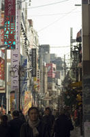 Personas caminando por una calle comercial de Japón.