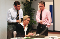 Tres personas trabajando en la conformidad de un proyecto.