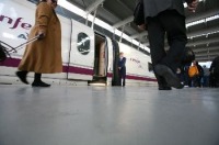 Personas en un andén de una estación de ferrocarril.