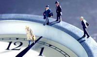 Tiempo de trabajo. Imagen que muestra un reloj gigante y cuatro personajes andando sobre él.