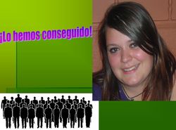 Lo hemos conseguido. Laura se muestra satisfecha al lado del lema “¡Lo hemos conseguido!”, signo de que la huega ha sido un éxito.