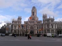 Bandera de España. Banderas de España y de la Unión Europea en la calle, delante del palacio de Cibeles en Madrid.