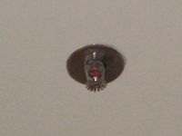 Rociador de techo. Rociador de agua instalado en un techo, para funcionamiento automático en caso de incendio.