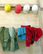 Cascos. Hilera de cascos y ropa de trabajo.