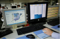 Trabajo y registro de datos. Mano de una persona manejando el ratón de un ordenador frente al monitor.