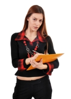 Ilustración de Estrella, una chica joven, pelo castaño, chaqueta y pantalón negro, escribiendo sobre una carpeta amarilla.