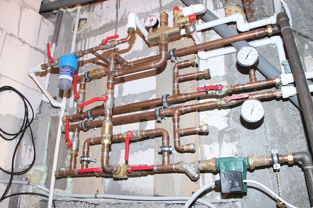 Ilustración de parte de una instalación de calefacción realizada con tubería de cobre.