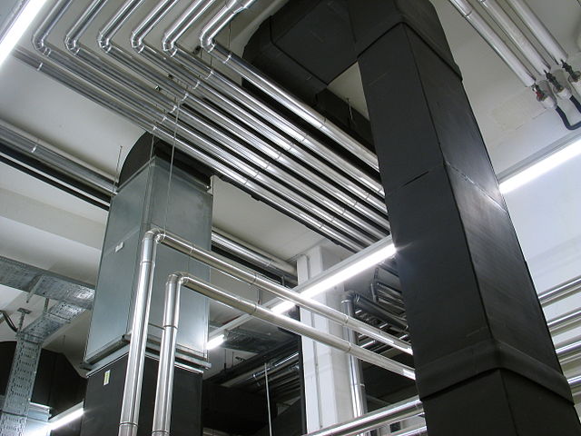 Ilustración de una instalación térmica realizada con tubería de acero inoxidable.