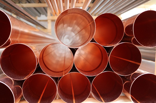 Ilustración de varias tuberías de cobre rígido.
