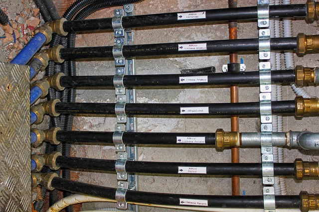 Ilustración de varias tuberías de polietileno en instalación de suministro de agua.