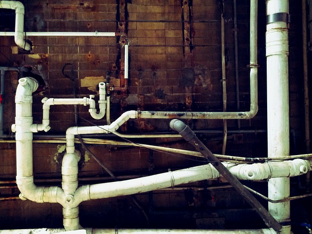 Ilustración de tuberías de PVC pertenecientes a una instalación de saneamiento de un edificio.
