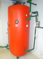 Imagen que muestra el acumulador de agua de una instalación.