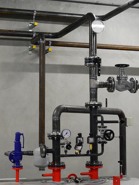 Ilustración de una parte de una instalación de calefacción donde aparecen tuberías de distribución e instrumentación de la instalación.