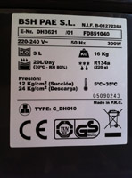 Imagen de placa de características técnicas de deshumidificador doméstico.