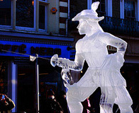 Imagen de estatua de hielo de caballero con espada.