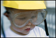 Imagen de niño con elementos de protección personal, gafas y casco.