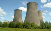 Imagen de torre de refrigeración de central de generación de energía.