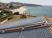 Imagen de instalación de energía solar térmica con tubos de vacío integrados en cubierta.