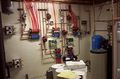 Imagen de sala con elementos de control de instalación de energía geotérmica por agua.